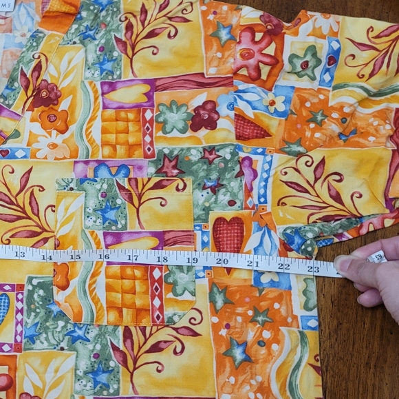 Peaches Uniforms- Orange print scrub top- Small - Picture 2 of 3